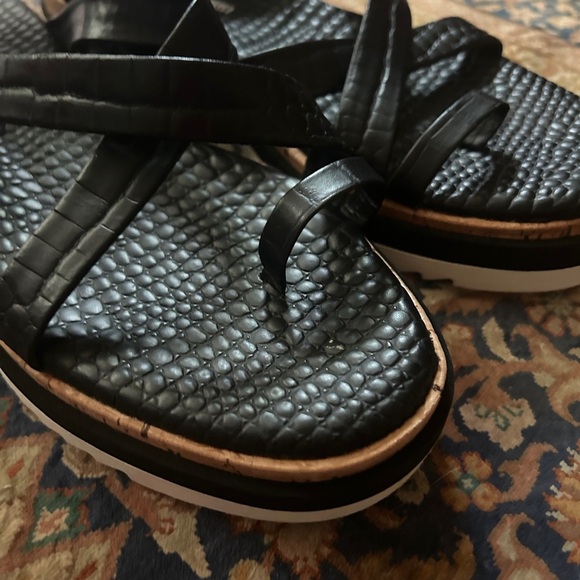 Like new Charles David Women’s Black strap sandal and cork detail Size 9.5/10 - Picture 2 of 10